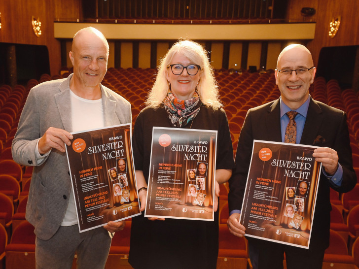 Thorsten Nindel, Theaterleiterin Dr. Bettina Wilts und Stefan Honrath präsentieren das diesjährige Silvester-Stück.