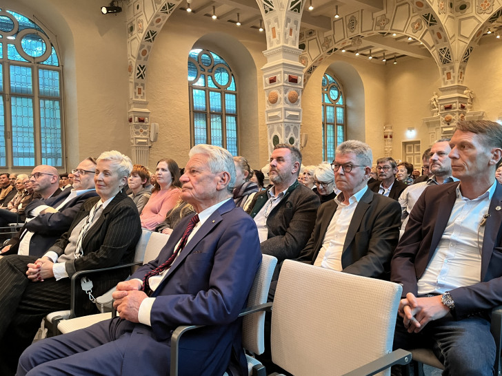 Altbundespräsident Joachim Gauck stellte in Helmstedt sein neues Buch vor. Die Aula des Juleums war voll besetzt.