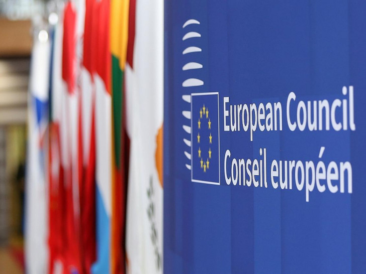Fahnen der EU-Mitgliedsländer beim Europäischen Rat am 23.10.2025