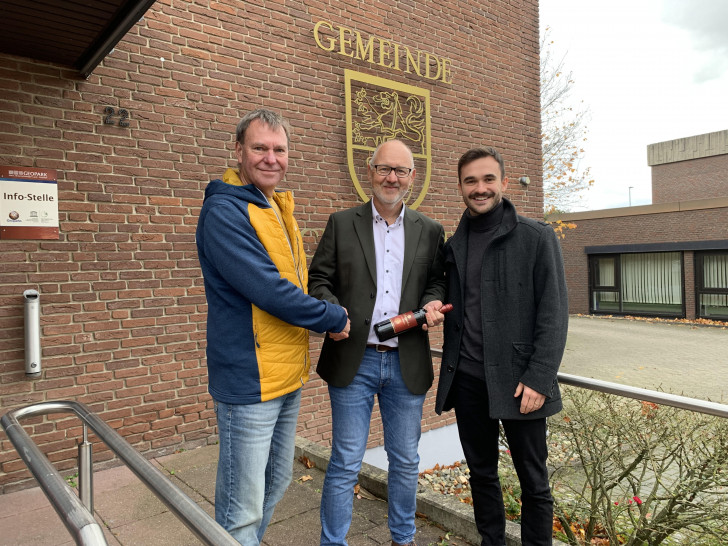 Dr. Peter Abramowski (links, Fraktionsvorsitzender) und Malte Scheffler (rechts, stellv. Gemeindeverbandsvorsitzender) mit Jens Drake, derzeit Ortsbürgermeister in Cremlingen.
