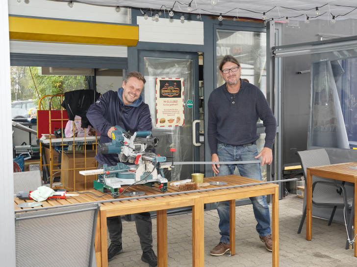 Inhaber Florian Westphal (links) und sein bester Freund Stephan Kronke legen nochmal Hand an, damit es am 1. November losgehen kann.