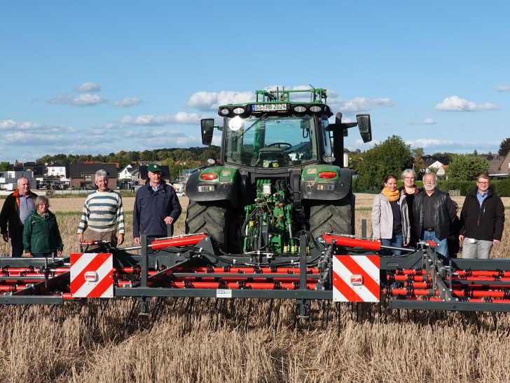 Übergabe des Strohstriegels an die Landwirte mit Vertretern des Landkreises, der Umweltverbände, der Landwirtschaftskammer und des Landvolkes.