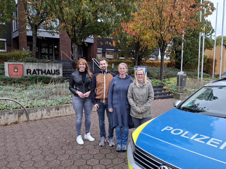 Bürgermeisterin Maren Kleinschmidt, Dennis Bablich, Sabine Titze, Juliane Holzhauer (Leiterin der Polizei Vechelde) (v. li.).