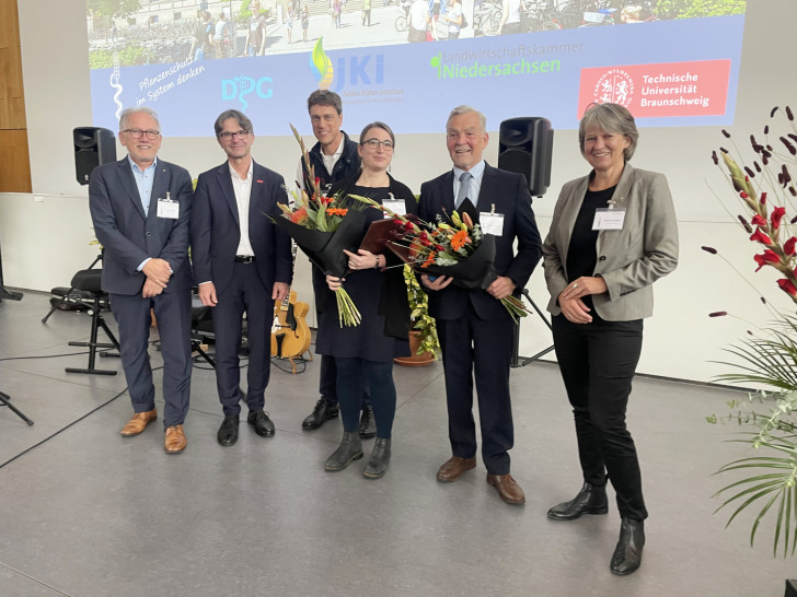 v.l.n.r.: Professor Dr. Frank Ordon, Professor Dr. Knut Baumann, Dr. Michael Klüken, Preisträgerin Dr. Marion C. Müller, Preisträger Dr. Stephan Winter und Professorin Dr. Annette Reineke.