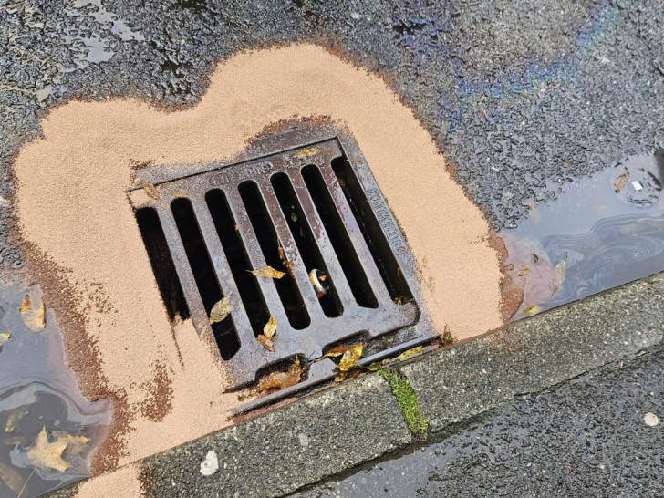 Das Öl drohte in den Gully zu fließen.