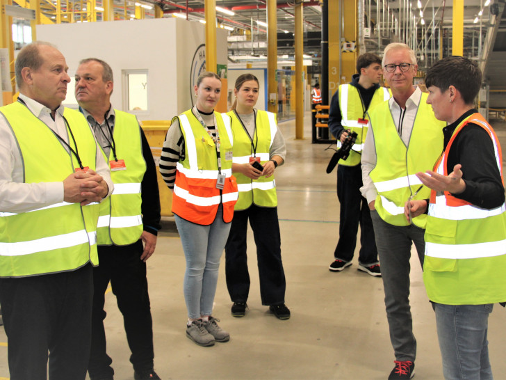 Landrat Gerhard Radeck zeigt sich bei einer Führung durch die Halle von der Leistungsfähigkeit des Logistikzentrums beeindruckt.