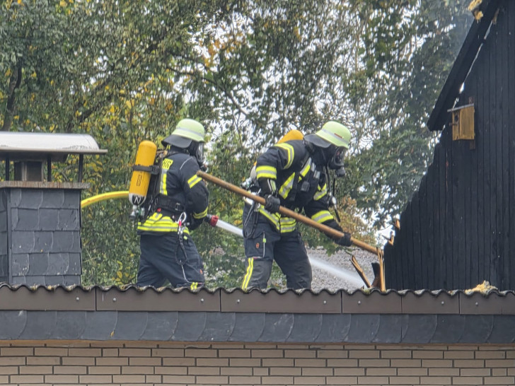 Bei dem Gebäudebrand in Triangel hatten es die Einsatzkräfte offenbar auch mit Asbest zu tun.
