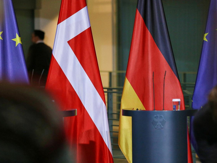 Fahnen von EU, Dänemark und Deutschland (Archiv)