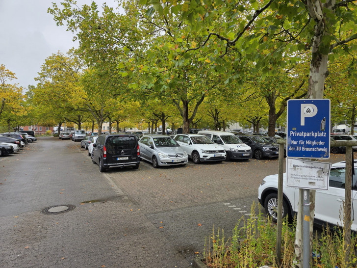 Unter anderem auf dem Mensaparkplatz wird das Parken bald überwacht. Archivbild