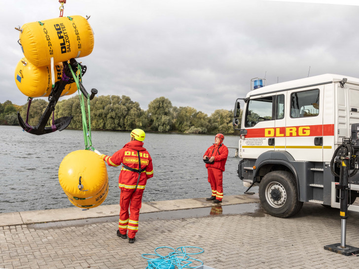 Der Anker wurde samt Hebesäcken mit dem Kran auf das Wasser gehoben.