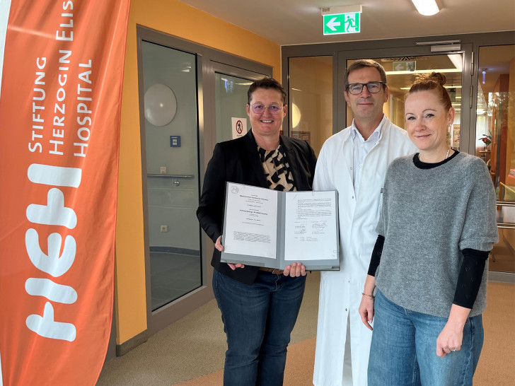 (v.l.n.r.): Monika Skiba (Geschäftsführende Vorständin), PD Dr. med. habil. Hinrich Köhler (Chefarzt Chirurgische Klinik und PJ-Koordinator), Franziska Nieter (Ansprechpartnerin für PJ-Studierende).
