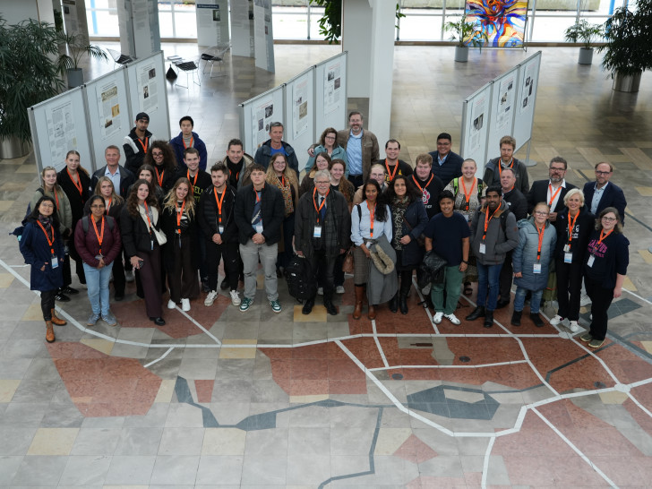 Jens Hofschröer (hinten rechts) begrüßt die Teilnehmenden der 11. Internationalen Woche der Fakultät Wirtschaft der Ostfalia Hochschule im Rathaus.
