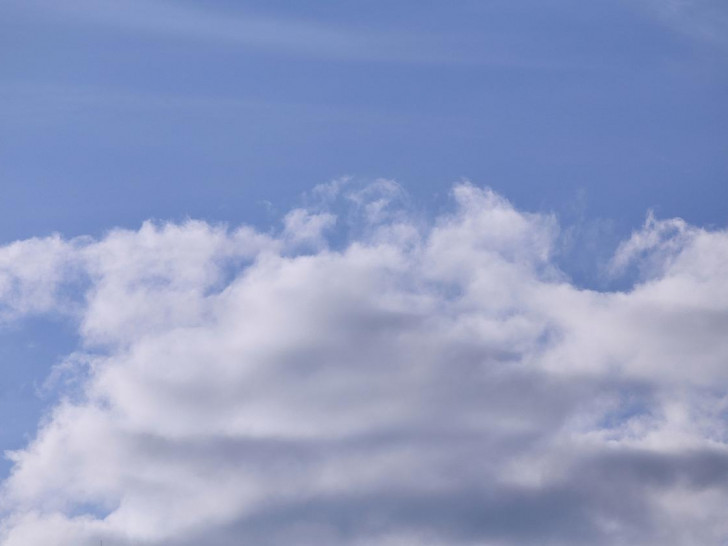 Blauer Himmel mit Wolken am 18.10.2025