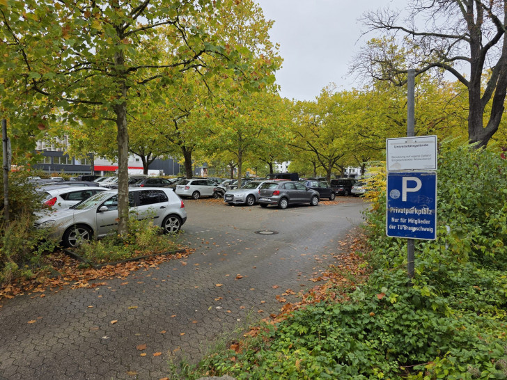 Der Mensaparkplatz in der Katahrinenstraße ist nur für TU-Mitglieder gedacht. Das soll durch die Einführung von Gebühren umgesetzt werden.