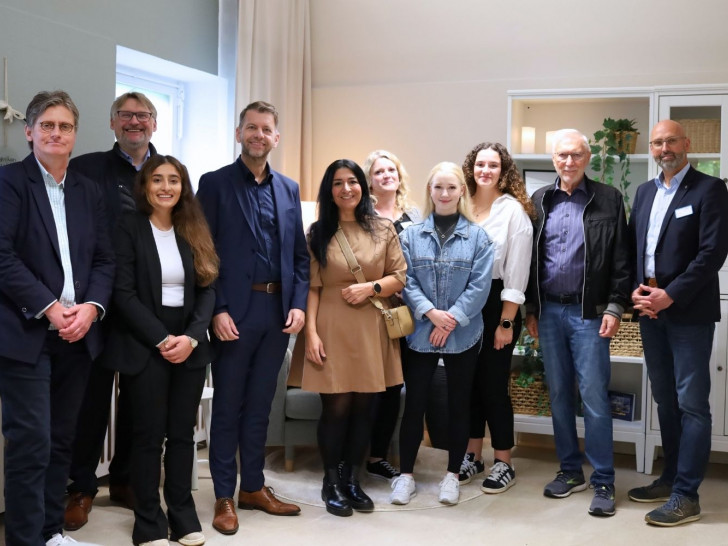 Pflegedirektorin Christiane Bitter, Dr. Frank Fabian, Vorsitzender der Bürgerstiftung Wolfsburg, Oberbürgermeister Dennis Weilmann, Lehrkraft Janine Haase (sechste von links), Dr. Arved Heinz, Vorsitzender des Fördervereins des Klinikum Wolfsburg, Klinikdirektor André Koch sowie die Schülerinnen (v. l.) Dilma Kafi, Hilal Aydogmus, Svea Klangos und Asia Calo freuen sich über den gelungenen Abschluss des Projekts zur Neugestaltung des Abschiedsraums.