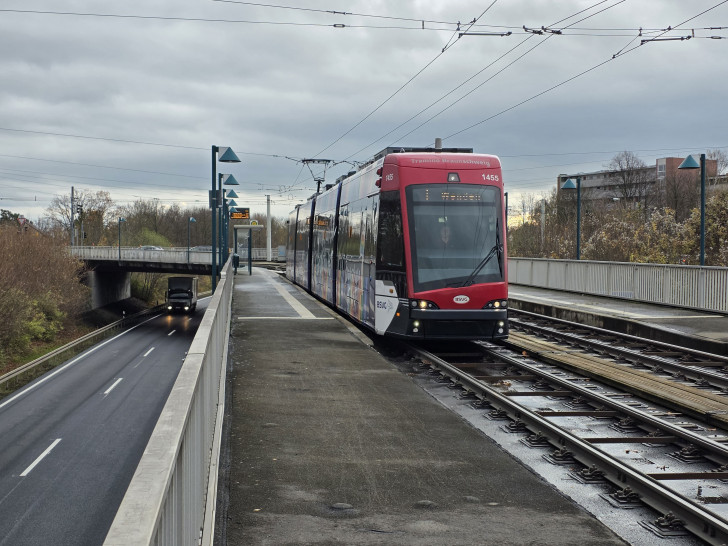 Die Linie 1 (hier am Sachsendamm) wendet derzeit kurz vor der südlichen Stadtgrenze.