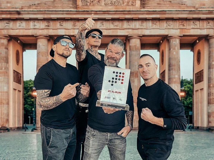 Frei.Wild mit dem "Nummer 1 Award" der offiziellen Deutschen Charts (Archiv)