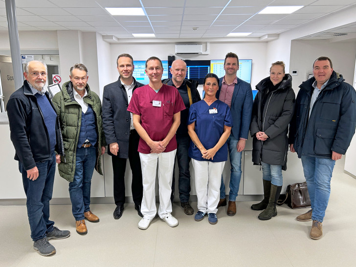 Dr. Ulf Harding, ärztlicher Leiter der Zentralen Notaufnahme (4. v. li.) und Gamze Derbent, pflegerische Leiterin der Zentralen Notaufnahme (4. v. re.), führten die Gäste im Rahmen der Eröffnung durch die neuen Räumlichkeiten. 