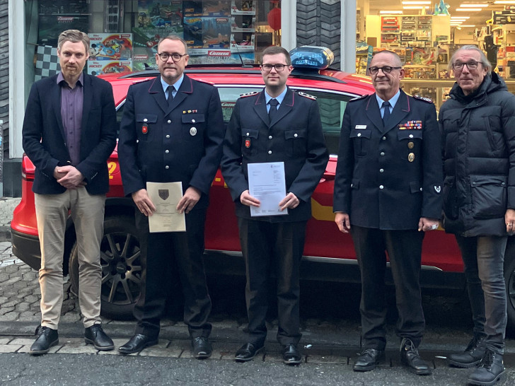 Das neue Führungsduo Daniel Kaufmann (Mitte) und Sönke Zimmermann (2. v. li.) startet am 1. Januar 2026. Goslars Erster Stadtrat Dirk Becker (re.) ernannte die beiden bereits jetzt. Begleitet wurde die Ernennung von Sven Busse (li.), Fachbereichsleiter Bürgerservice der Stadt Goslar, und Stadtbrandmeister Christian Hellmeier (2. v. re.).