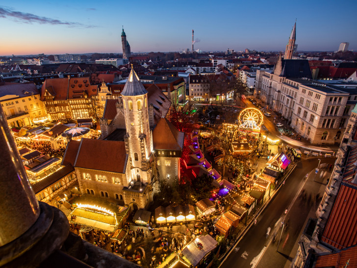 Der Braunschweiger Weihnachtsmarkt bringt vom 26. November bis zum 29. Dezember Adventsstimmung auf die Plätze rund um den Dom St. Blasii und die Burg Dankwarderode.