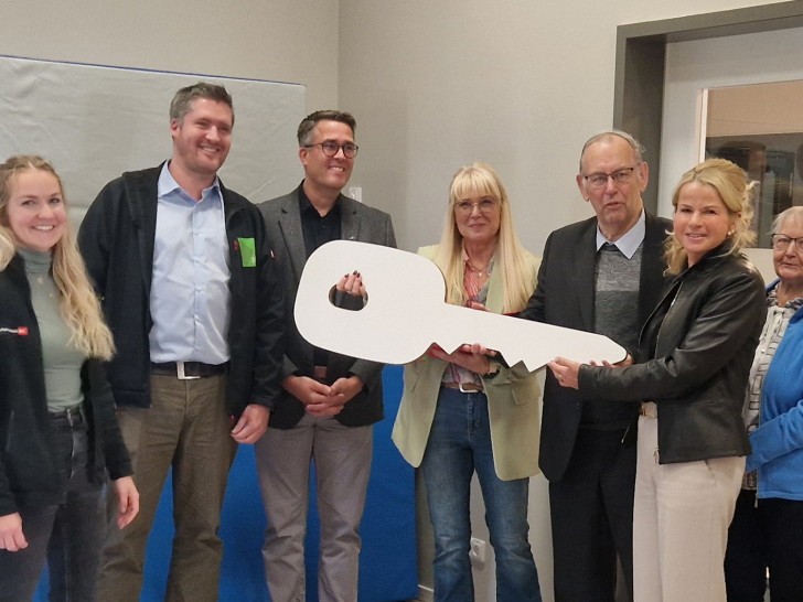 Eine bildhafte Schlüsselübergabe zur offiziellen Einweihung: Gemeinsam mit Oberbürgermeisterin Urte Schwerdtner (2. v. re.) freuen sich Annika Hastung (v. li.), Mathias Wischof und Michael Köllner, Architekturbüro Planschmiede, sowie Simone Härtel, Kita-Leitung St. Josef, und Bernd Düsing, Pfarrgemeinde Liebfrauen, mit seiner Ehefrau über die Fertigstellung des Anbaus der Kita St. Josef in Wiedelah.