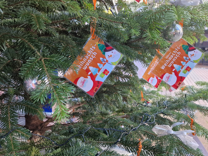 Auf den Karten stehen Wünsche von Kindern, deren Familien Unterstützung von der Peiner Tafel erhalten.