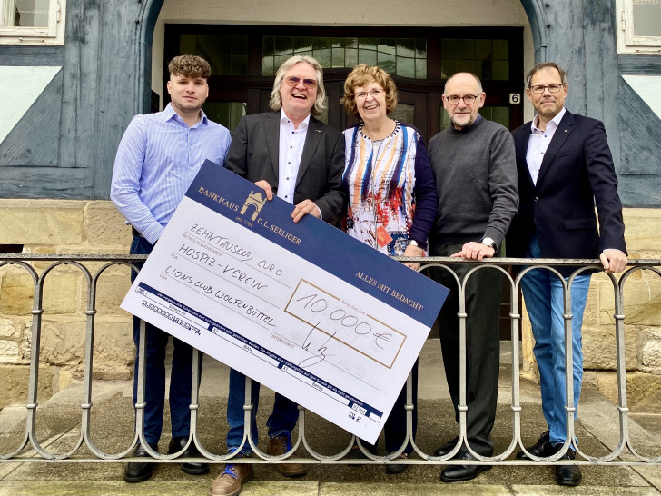 Florian Cacalowski, Geschäftsführer des Hospizvereins, Peter Peters, Präsident des Lions Club Wolfenbüttel, Ulrike Jürgens, Vorstandsmitglied des Hospizvereins, Dirk Janßen, Präsident des Hilfswerkes des Lions Club Wolfenbüttel, und Knut Foraita, kommender Präsident des Clubs (v. li.).