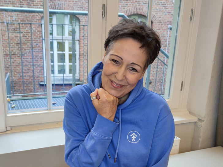 Als Fachkraft führt Gabi Adam das Umgangscafé durch und achtet dabei auf das Wohlergehen der Kinder.