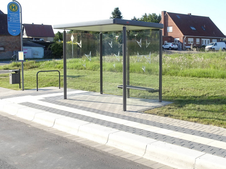 Eine barrierefrei umgebaute Bushaltestelle (Förderung barrierefreie Bushaltestellen) 