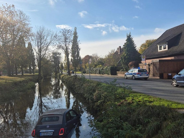 PKW im Wasser (Archiv)