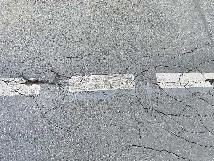 Rissige Fahrbahn (Archiv)