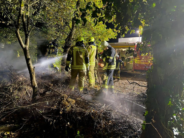 Vegetationsbrand auf Nachbargrundstück von Mädchen der Jugendfeuerwehr gemeldet  (Archiv)