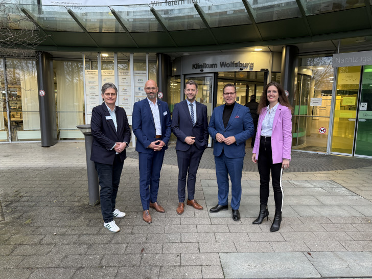 Der Parlamentarischer Staatssekretär im Bundesministerium für Gesundheit, Tino Sorge (2. von rechts), besuchte das Klinikum Wolfsburg.