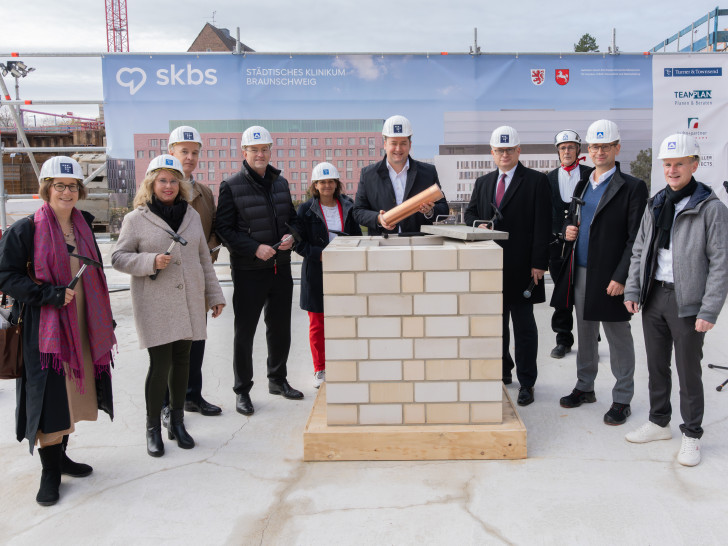 Vertreter von Stadt, Land und Klinikum setzten gemeinsam den symbolischen Grundstein für den nächsten Bauabschnitt der zukünftigen Zentralklinik. 