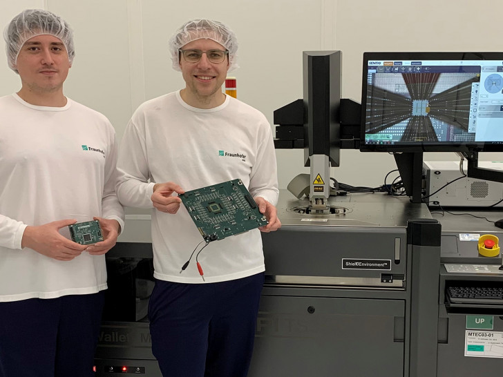 Professor Thomas Kämpfe und Doktorand Alptekin Vardar bei der Messung der ersten Testchips im Reinraum auf einem Waferprober des Fraunhofer IPMS in Dresden, mit dem die TU Braunschweig sehr eng kooperiert. Im Rahmen des Projekts NeAIxt wird nun ein vergleichbares System ebenfalls in Braunschweig in der Gruppe von Professor Kämpfe aufgebaut.