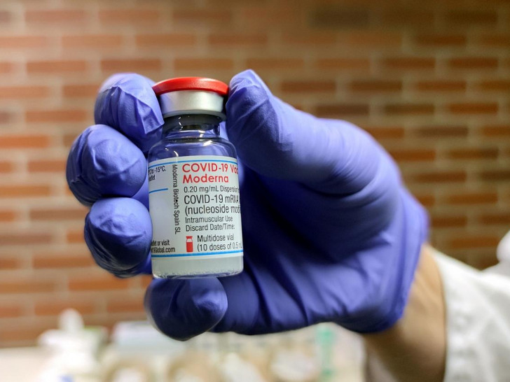 Impfampulle von Moderna (Archiv)
