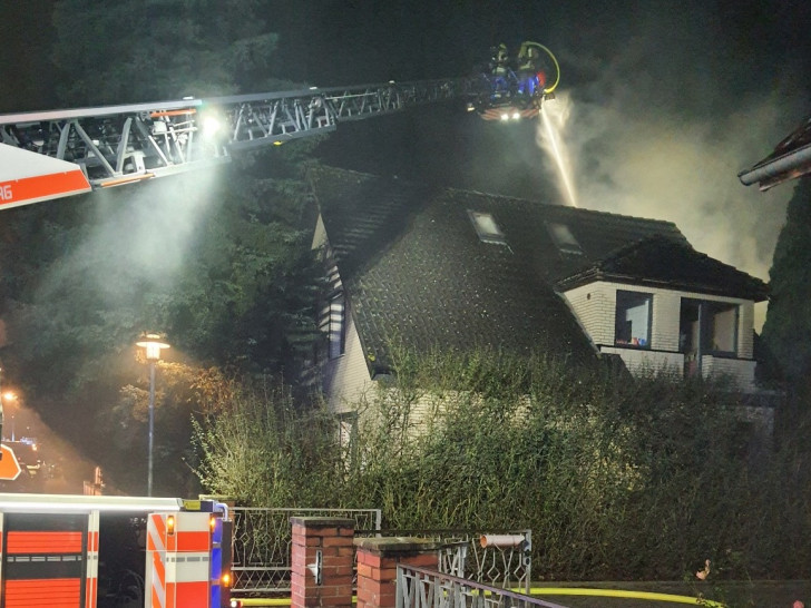 Das Feuer wurde auch mit der Drehleiter bekämpft.