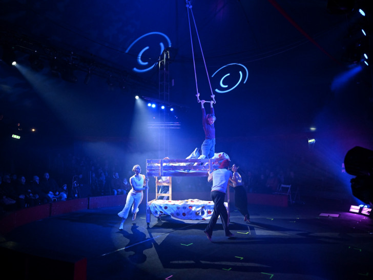 Von Akrobatik in der Luft und am Boden bis hin zur Jonglage: Nachwuchs-Artistinnen und Artisten präsentieren in der Braunschweiger Wintermanege vom 19. bis zum 22. Dezember eine eindrucksvolle Show. 