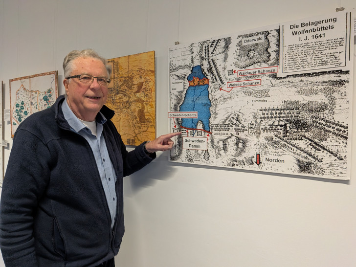 Dieter Kertscher bei einer seiner ausgestellten historischen Karte – der Darstellung zum Schwedendamm und der Unterwassersetzung Wolfenbüttels im 30-jährigen Krieg. Am Samstag 22 11 2025 11 Uhr wird er gezielt über die Karten führen. 