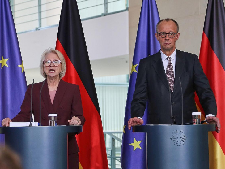 Monika Schnitzer und Friedrich Merz am 12.11.2025