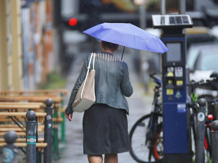 Frau mit Regenschirm (Archiv)