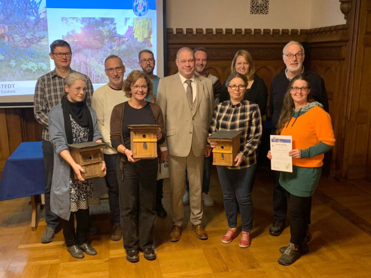 Gruppenfoto mit den Gewinnerinnen und Gewinnern des Gartenwettbewerbes 2025.