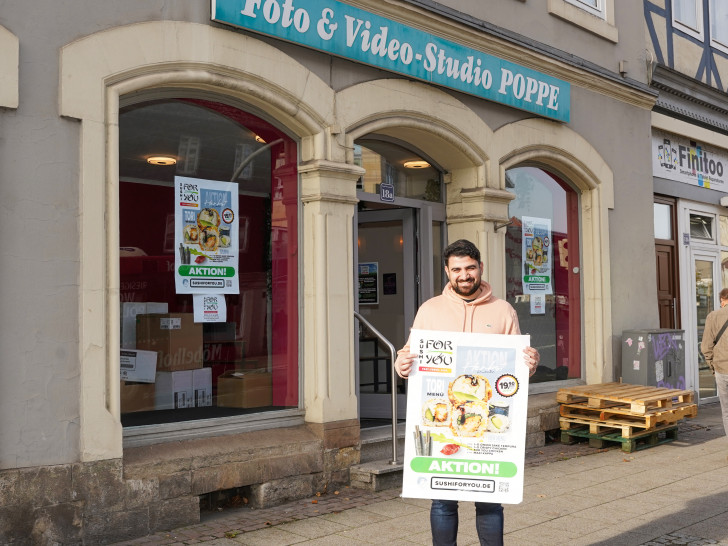 Hassan Fritscher, Geschäftsführer des Franchise-Unternehmens "Sushi for you" ist aus Berlin angereist, um die Eröffnung in Wolfenbüttel zu begleiten.