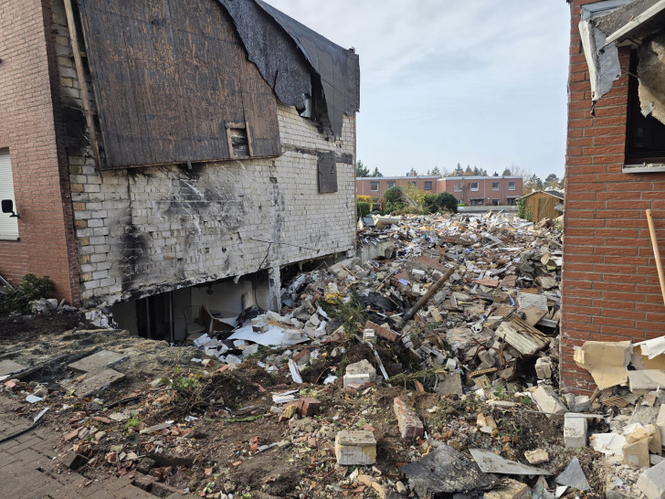Das Reihenhaus im Schöppenstedter Stieg ist nur noch Schutt und Asche. Der Bewohner wurde vermisst.