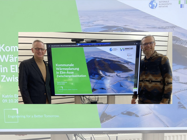 Samtgemeindebürgermeister Dirk Neumann links und Klimamanager Christoph Genth hoffen auf rege Teilnahme der Bürgerinnen und Bürger.