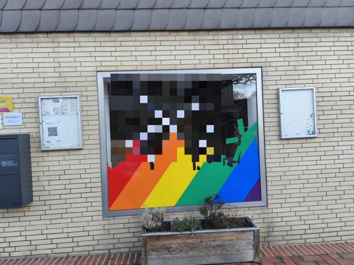 Am Fenster des Jugendzentrums wurde ein Hakenkreuz (von der Redaktion verpixelt) angebracht.