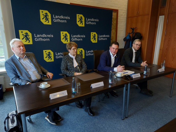  Landrat Philipp Raulfs (Zweiter von rechts) während der Pressekonferenz anlässlich seines Amtsantritts.