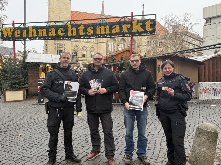 Johannes Schrödl (li.), Heinz-Werner Laue (2. v. li.), ein Auszubildender der Polizei und Julia Mispelhorn.