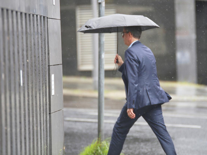 Mann mit Regenschirm (Archiv)