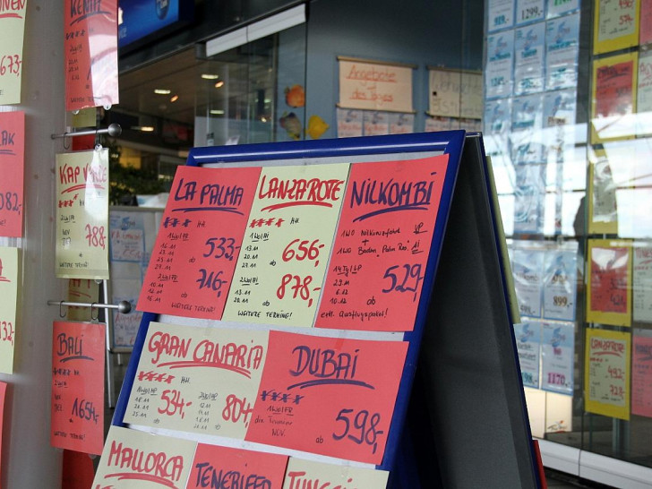 Urlaubsangebote im Reisebüro (Archiv)